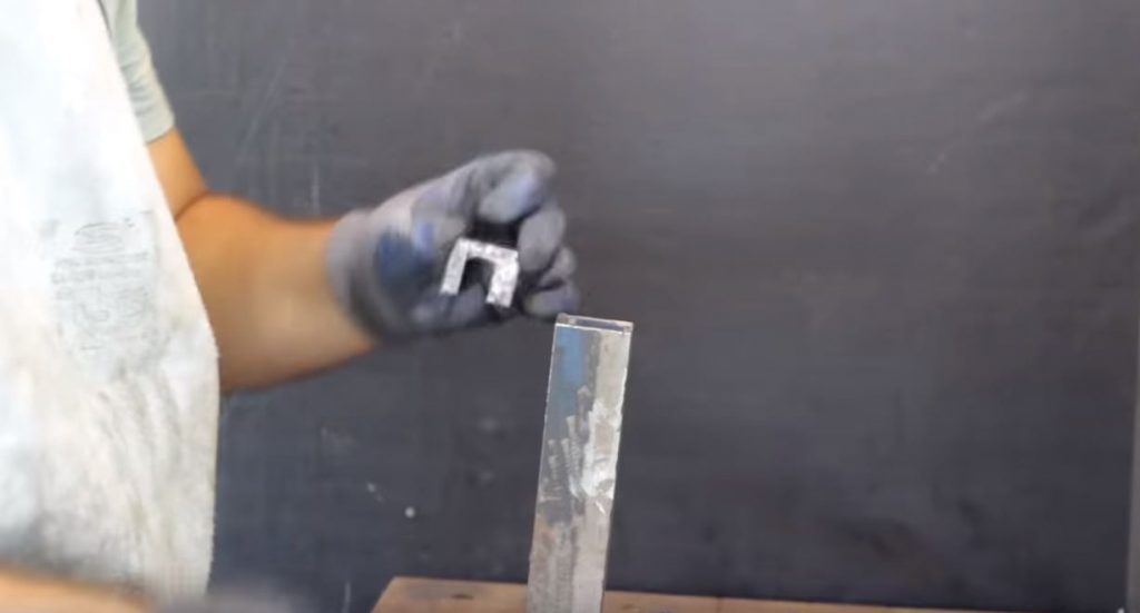 Из металлического листа вырезаем П-образную пластину