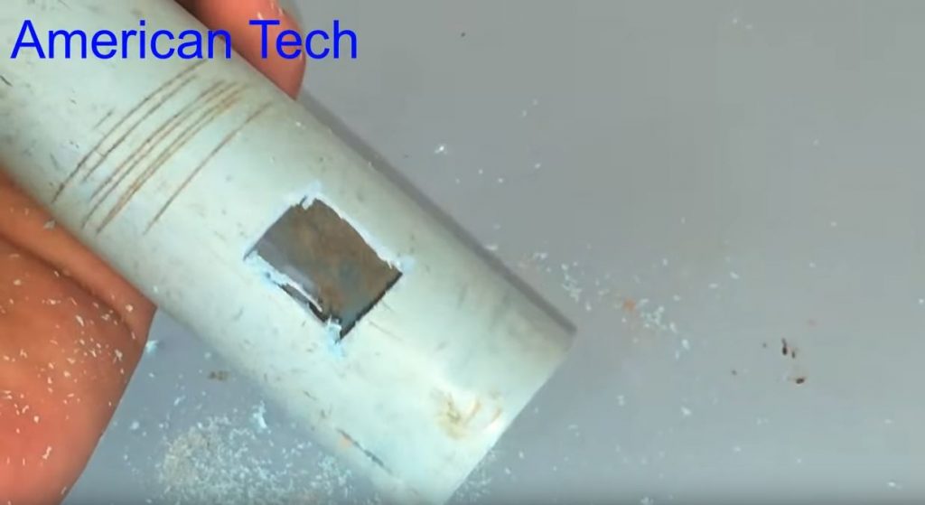 Минифрезой вырезаем прямоугольное отверстие для выключателя