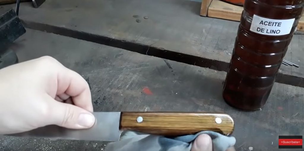 протираем ручку ножа льняным маслом