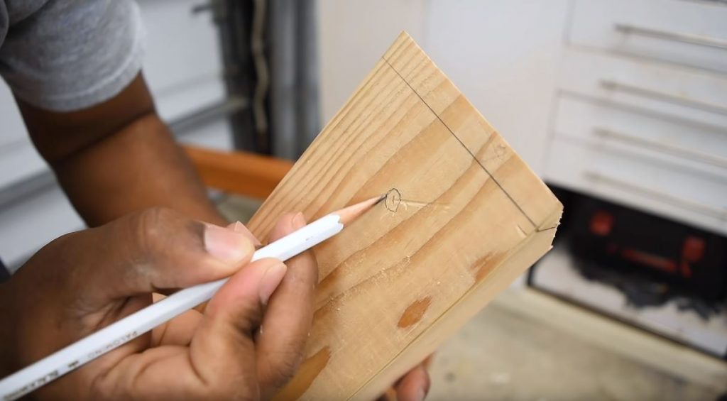 Обрисовываем следы от шляпок карандашом