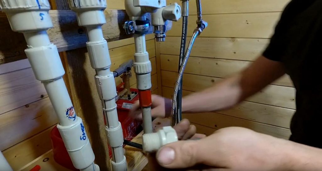 Внизу закручиваем заводскую заглушку