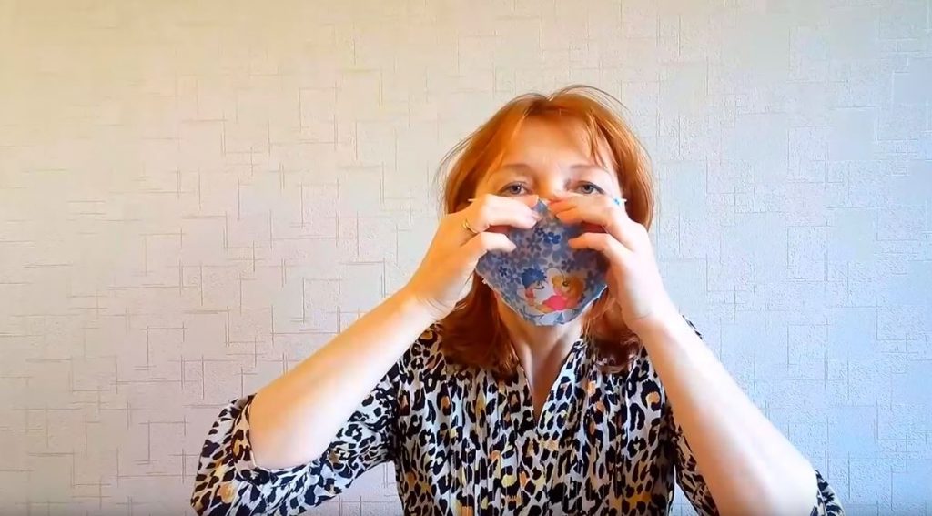 Обжимаем скрепку вокруг носа