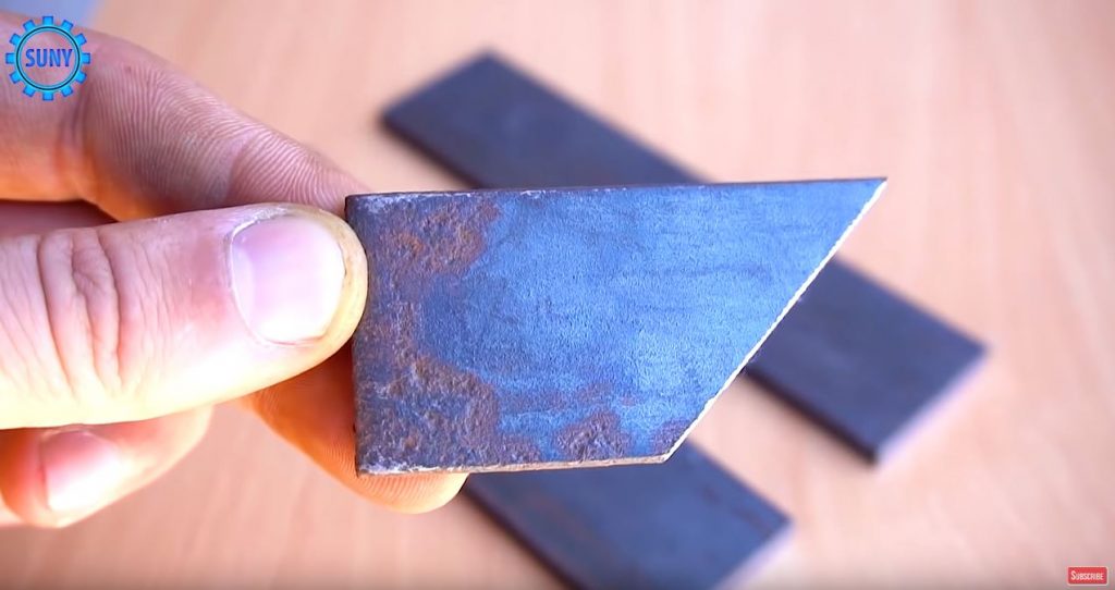 Из остатков стальной полосы вырезаем прямоугольную трапецию