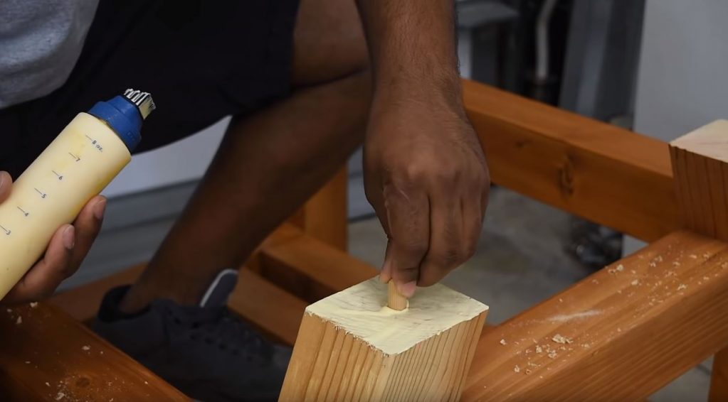 Смазываем поверхности клеем и вставляем шкантики