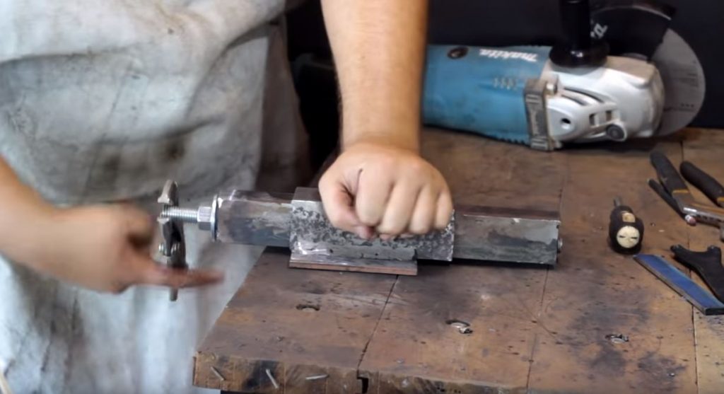 На винт одеваем шайбу и накручиваем гайку