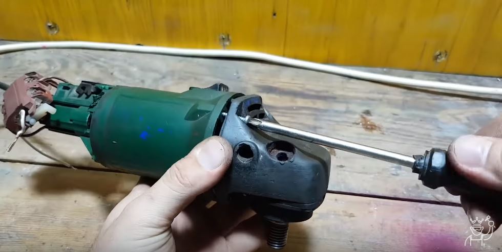 Прикручиваем редуктор 4 винтами