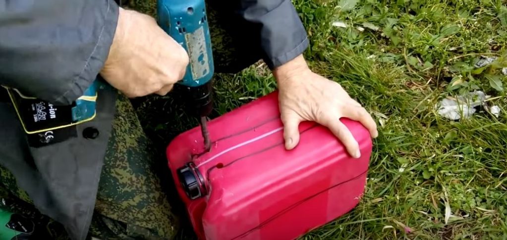 в местах изгиба контура делаем вспомогательные отверстия