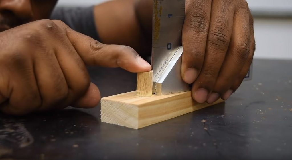 Вклеиваем два шкантика точно под углом 90 градусов