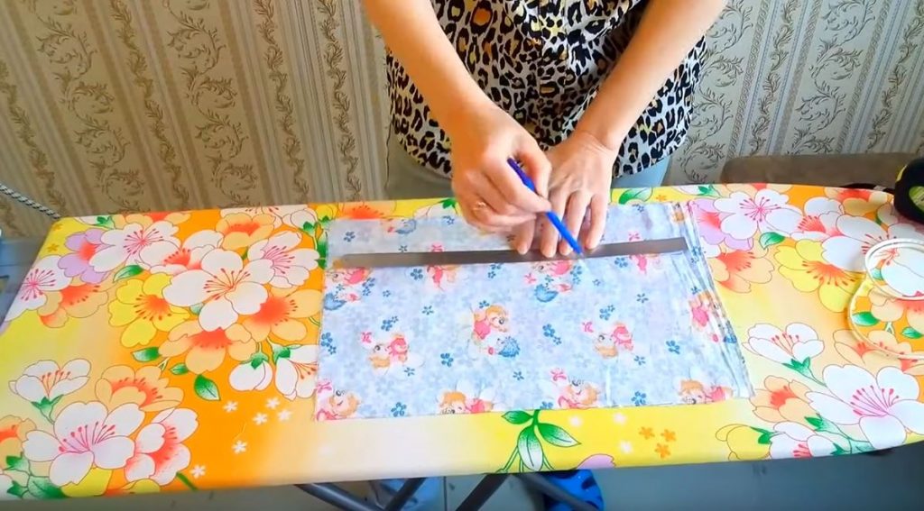 Отмеряем и рисуем на ткани прямоугольник