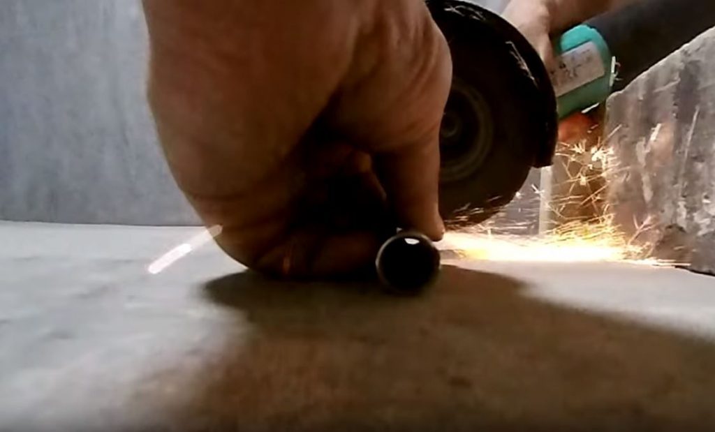 Отрезаем кусочек пружины