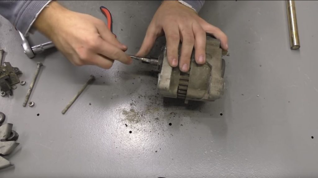 Снимаем все шайбы, крыльчатку и вынимаем шпонку