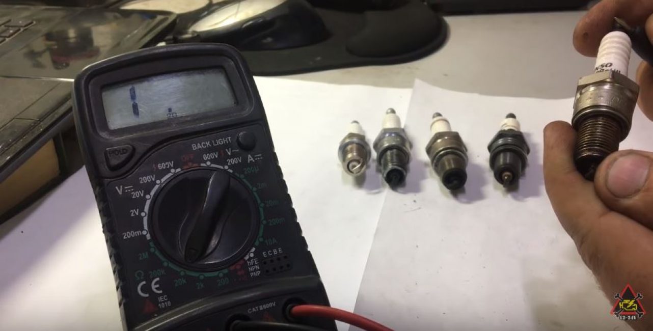подсоединяем провода мультиметра к центральному электроду и контактной головке свечи