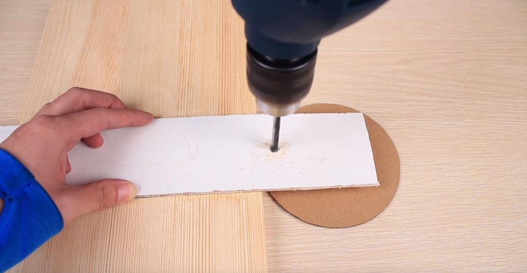 просверливаем отверстие