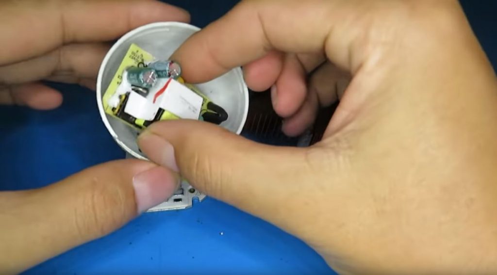 Примеряем плату блока питания к корпусу лампы