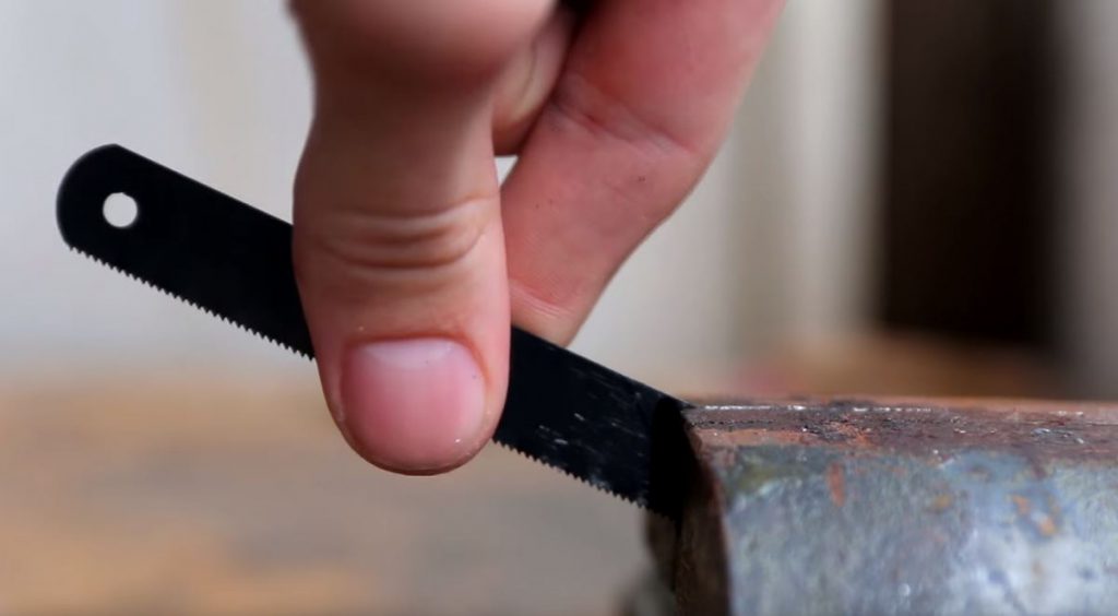 Зажимаем полотно в тисках строго по скосу и обламываем его