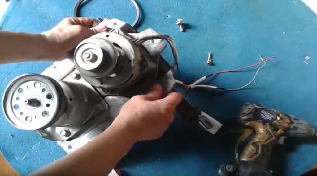 Устанавливаем двигатель на место и надеваем ремень