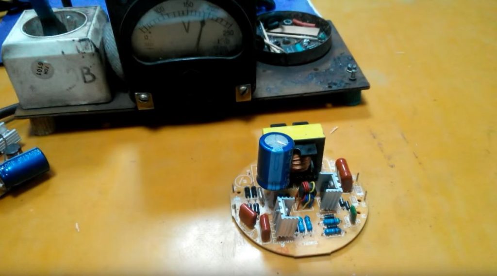 Разбираем энергосберегающую лампу большей мощности