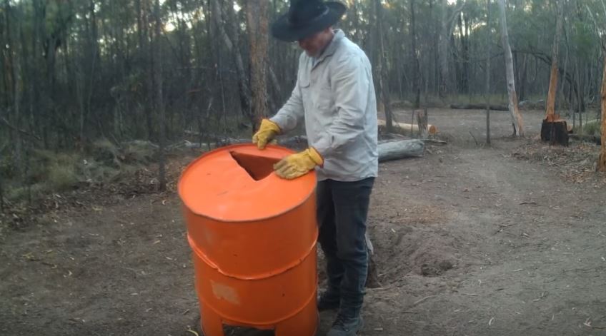 Прорезаем в дне бочки отверстие