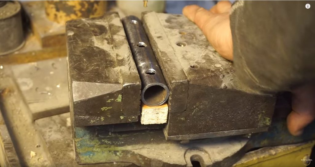 просверливаем три отверстия под выпускные форсунки