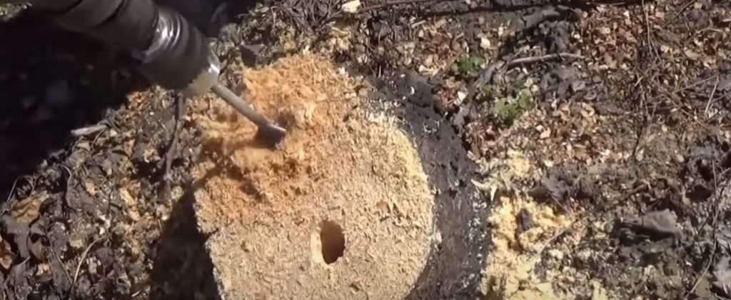 Точно также делам в пеньке второе отверсти