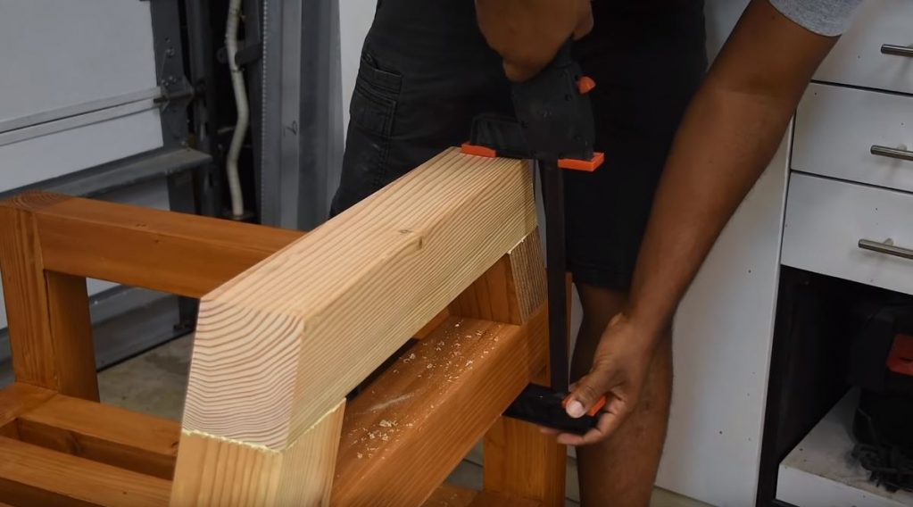 Соединяем детали и прижимаем их струбцинами