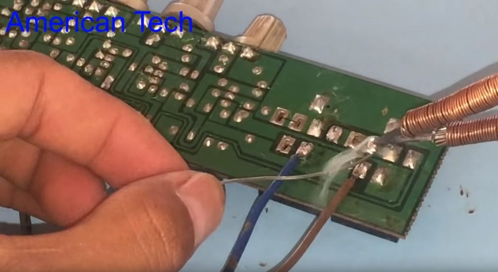 Нажав на выключатель, производим пайку