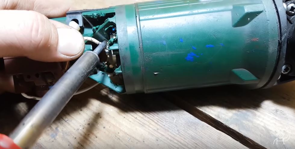 Припаиваем провода электропитания к двигателю