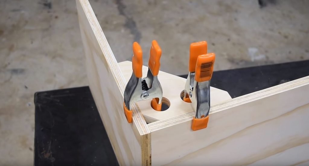 Наш угольник прижимаем к двум заготовкам, если нам нужно получить угол 90 градусов