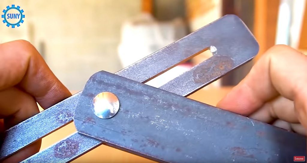 Соединяем сваренную деталь с металлической полосой с продольным пропилом