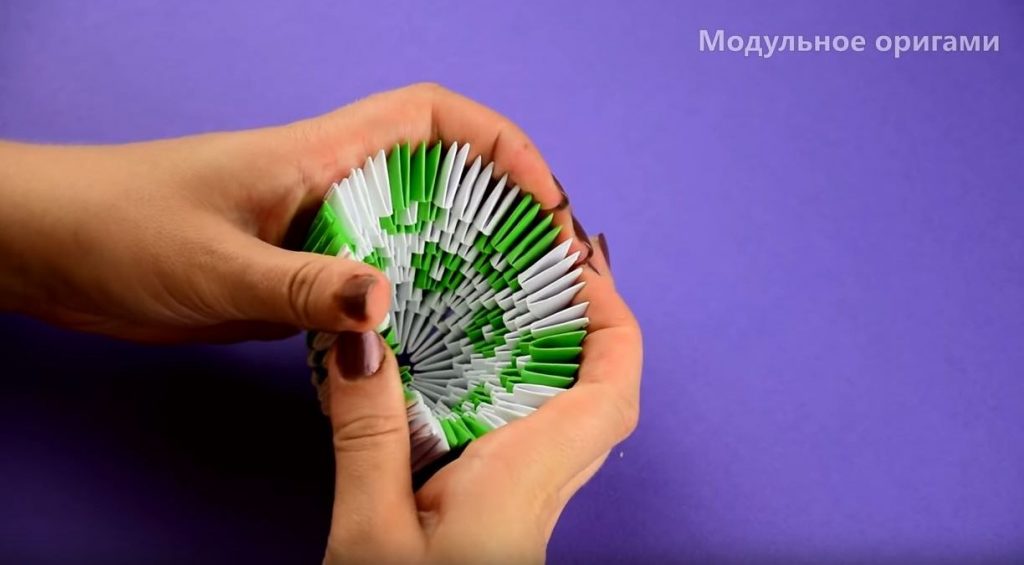 Теперь стороны немного сдавливаем