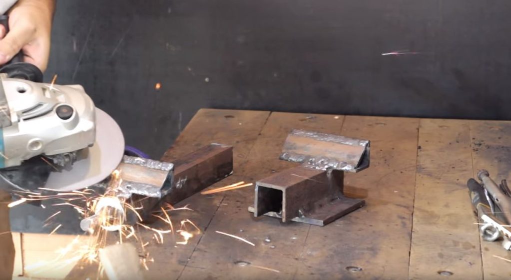 Болгаркой зачищаем сварочные швы.