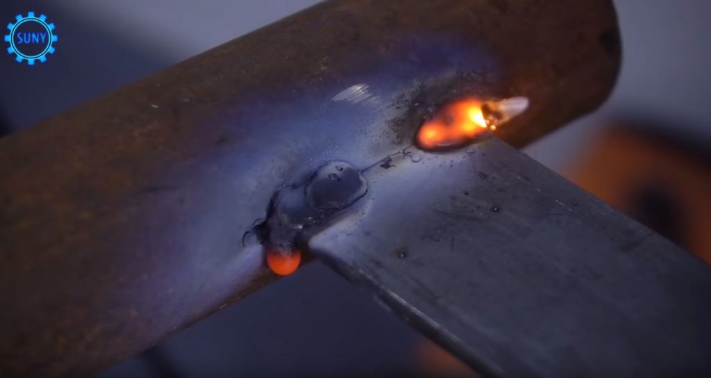 Стык свариваем сверху и снизу