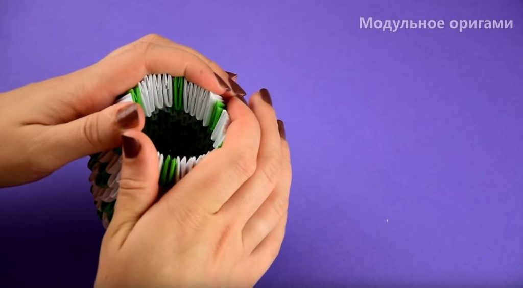 Сдавливаем края, формируя горлышко вазы