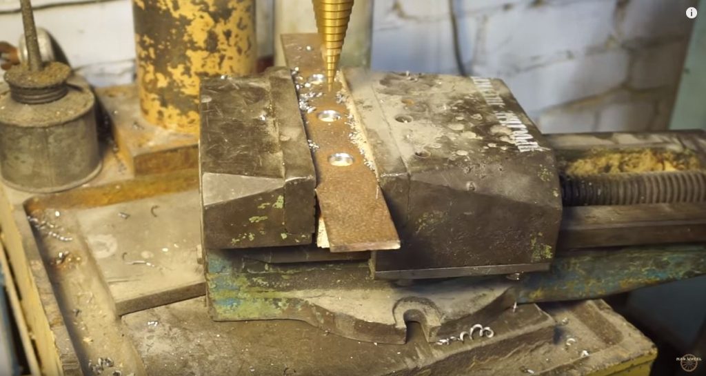 На металлической пластине тоже просверливаем три отверстия