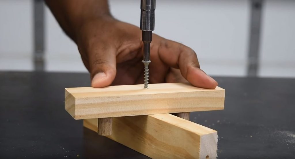 вкручиваем саморез