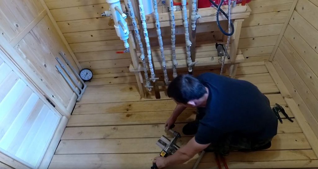 Нагреваем второй конец полипропиленовой трубы