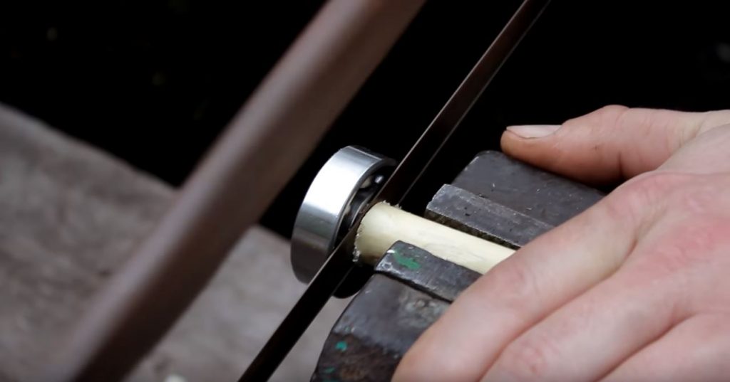 Ножовкой срезаем выступающие части колышка