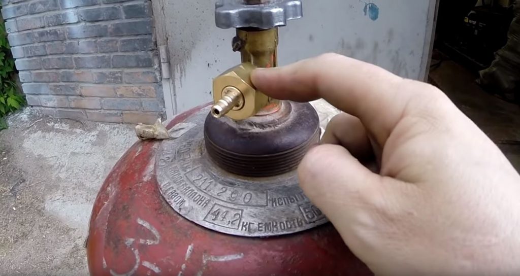 Устанавливаем две гайки с левой резьбой на пропановый баллон вместе со штуцером