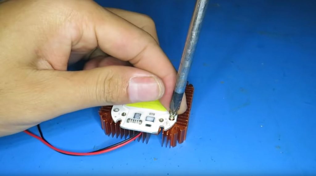 прикручиваем матрицу саморезами