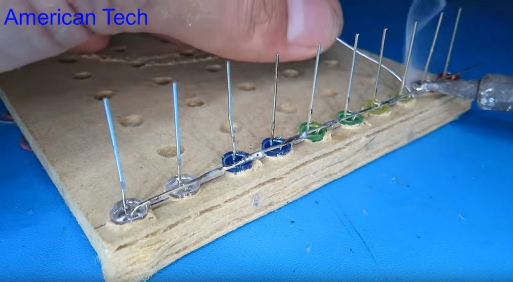 паяем контакты