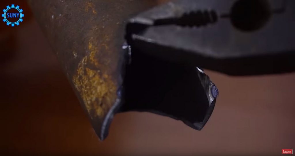 Остатки зачищаем плоскогубцами