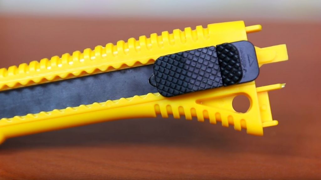 Вставляем полотно в рукоятку ножа