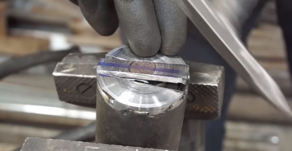 По центру заглушки вырезаем прямоугольное отверстие