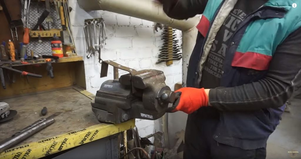 Загибаем две стороны металлической пластинки под углом 90 градусов