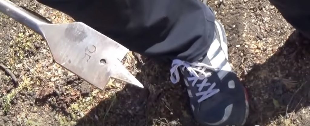 Для этих целей лучше всего подойдет сверло «Перышко»