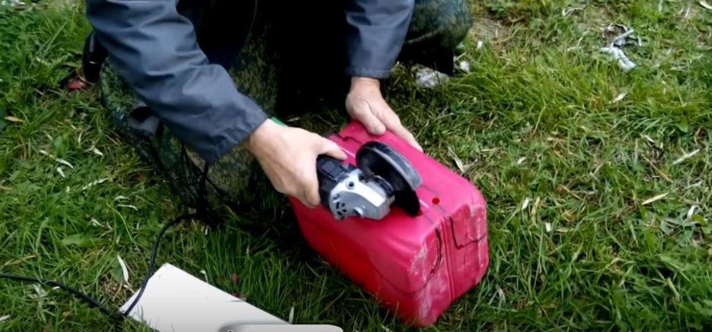 С помощью болгарки отрезаем лишнее