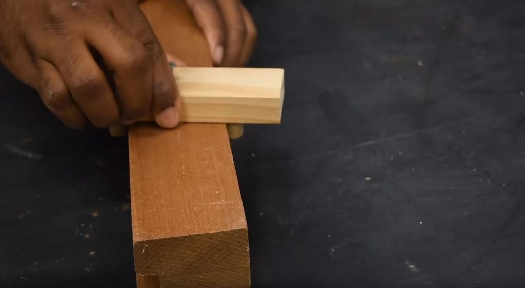 Проводим наше приспособление вдоль деревянного бруса