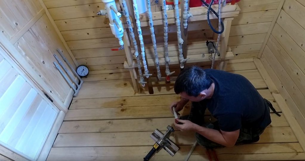 Вкручиваем ее в готовую металлическую муфт