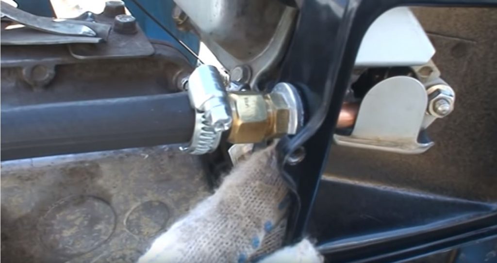 продеваем трубку насквозь и зажимаем ее фитингом