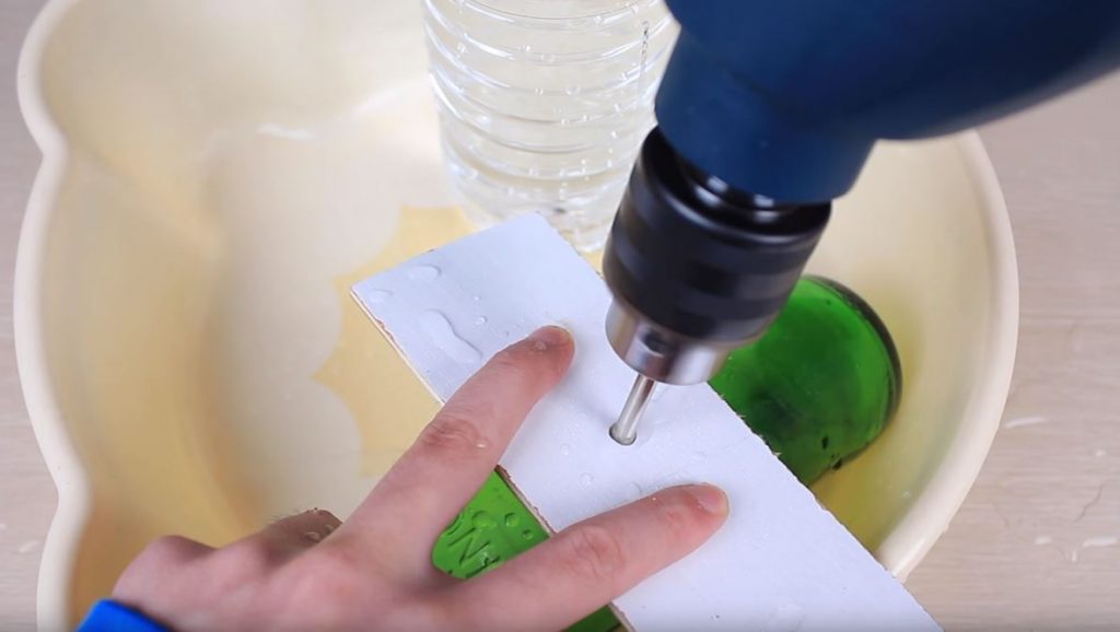 Трубчатым сверлом с алмазным напылением просверливаем отверстия